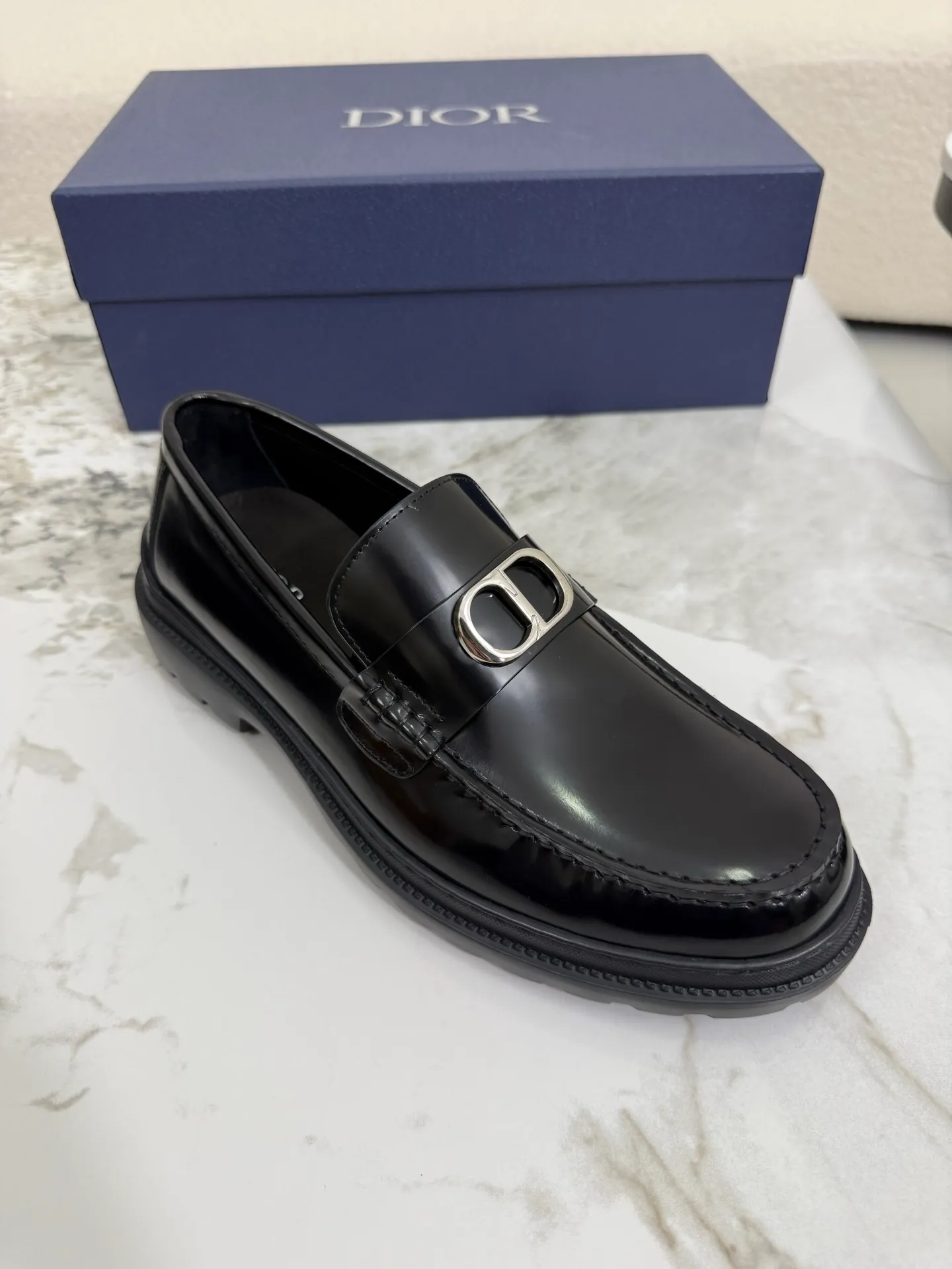 [ DIOR ] Top P: 820💰 ▪️Size: 39-44 (customized for 38.45) Top male leather shoes DIOR Dior combines high-quality materials and exquisite details. The imported cowhide leather upper is embellished with Gancio buckles, showing a luxurious style. Imported cattle. TP sole is light and flexible in texture